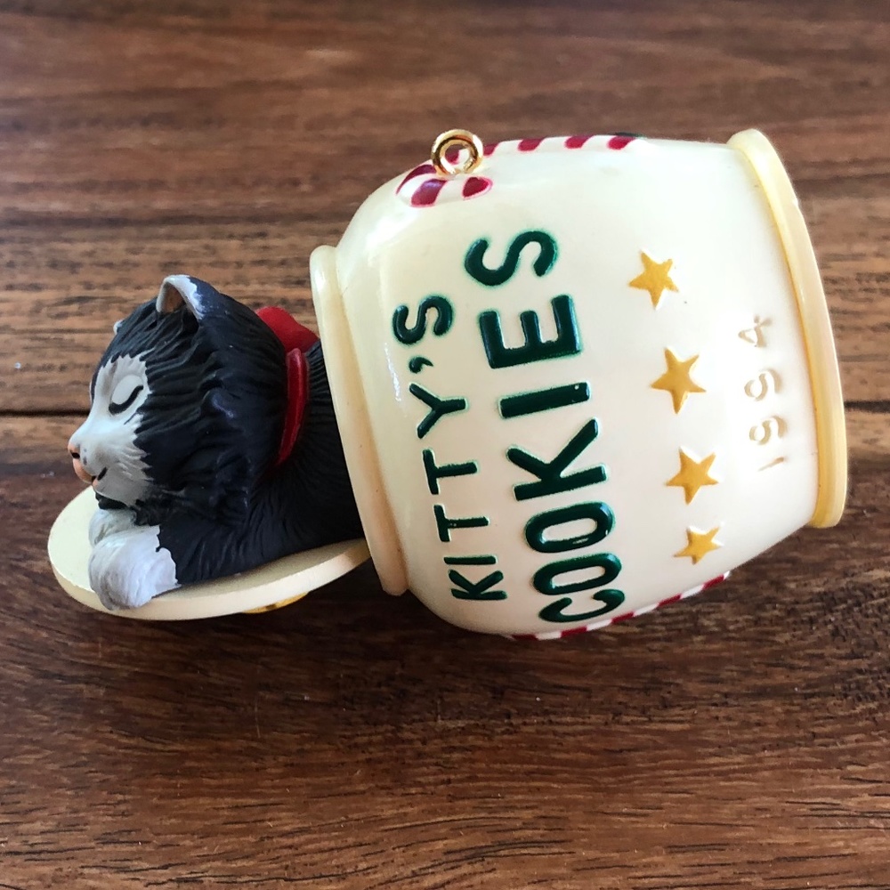 1994 Hallmark Cats Naps Ornament